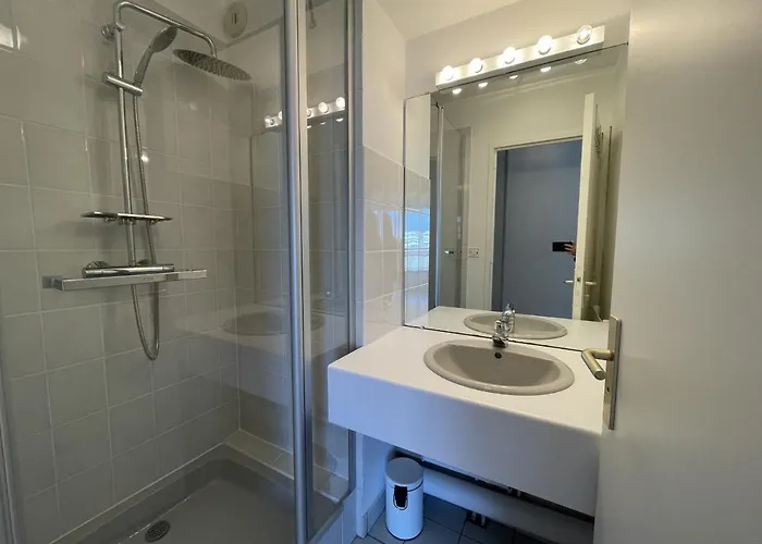 Bel En Front De Avec Balcon, Parking Et Equipements Modernes - Fr-1-361-327